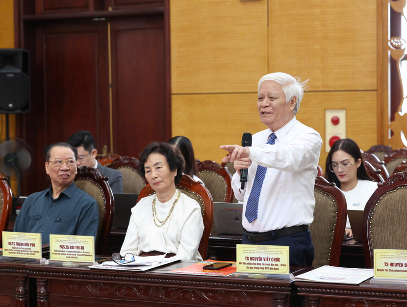 TS Nguyễn Viết Chức phát biểu