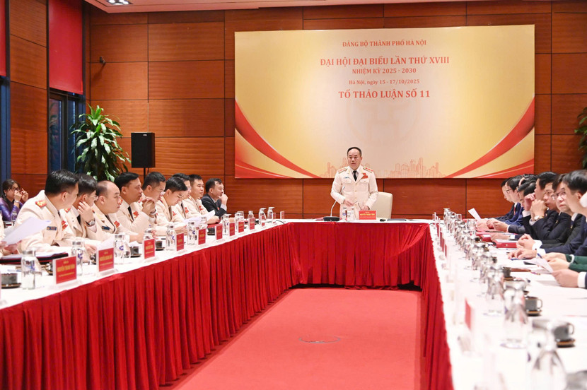 Trung tướng Nguyễn Thanh Tùng, Ủy viên Ban thường vụ Thành ủy, Giám đốc CATP Hà Nội, Tổ trưởng Tổ thảo luận số 11 chủ trì thảo luận tổ chiều 15-10 (Ảnh: Phú Khánh)