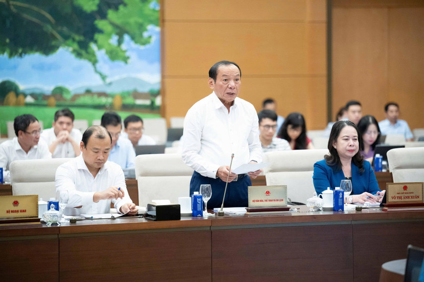 Bộ trưởng Bộ Văn hóa, Thể thao và Du lịch Nguyễn Văn Hùng phát biểu tại phiên họp