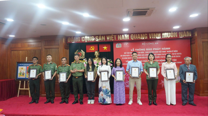 Ban tổ chức trao giải C cho các tác giả