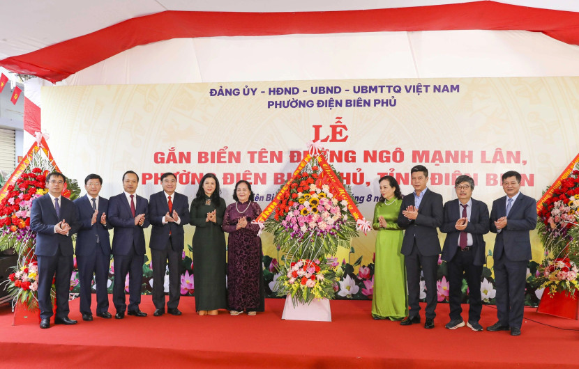 Bà Ngô Phương Ly, phu nhân Tổng Bí thư Tô Lâm, con gái cố họa sĩ, đạo diễn Ngô Mạnh Lân và các thành viên trong gia đình dự lễ gắn biển tên đường Ngô Mạnh Lân. Ảnh: TTXVN.