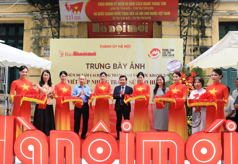 Các đại biểu cắt băng khai mạc trưng bày. Ảnh: Quang Thái