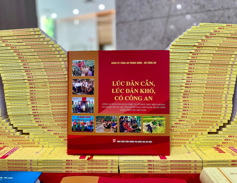 Cuốn sách &quot;Lúc dân cần, lúc dân khó, có công an&quot;.