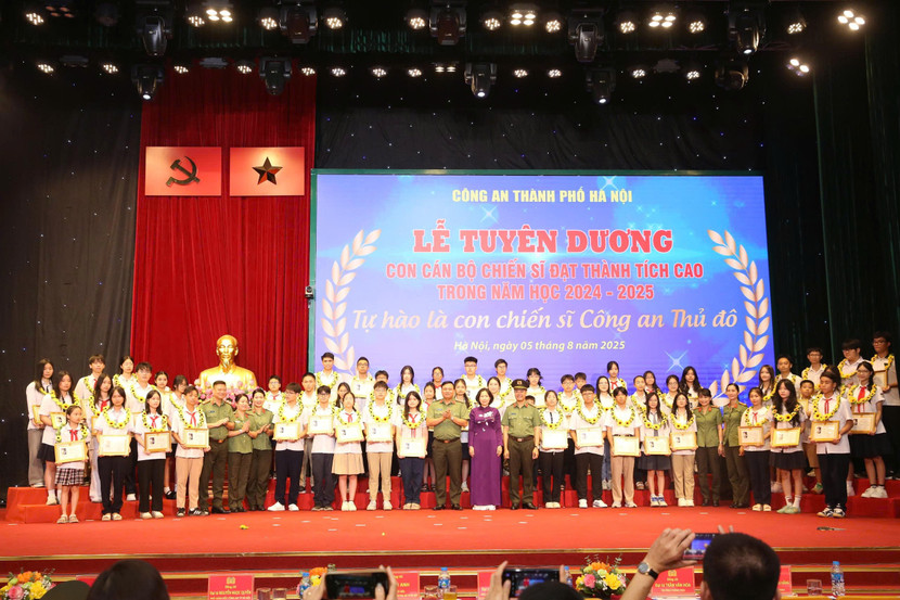 Các đại biểu chụp ảnh lưu niệm cùng các em học sinh đạt thành tích cao năm học 2024-2025.