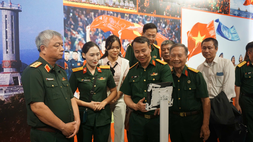 Trải nghiệm công nghệ thực tế ảo và trí tuệ nhân tạo tại triển lãm.