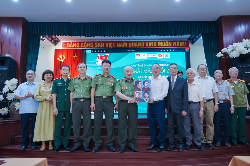 Ban tổ chức trao tượng trưng di ảnh các nữ Anh hùng liệt sĩ Công an nhân dân tặng Bảo tàng Phụ nữ Việt Nam.