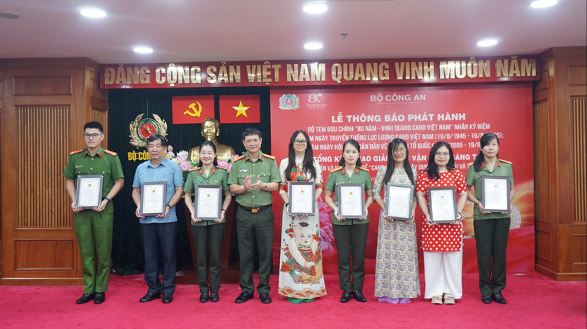 Ban tổ chức trao giải B cho các tác giả