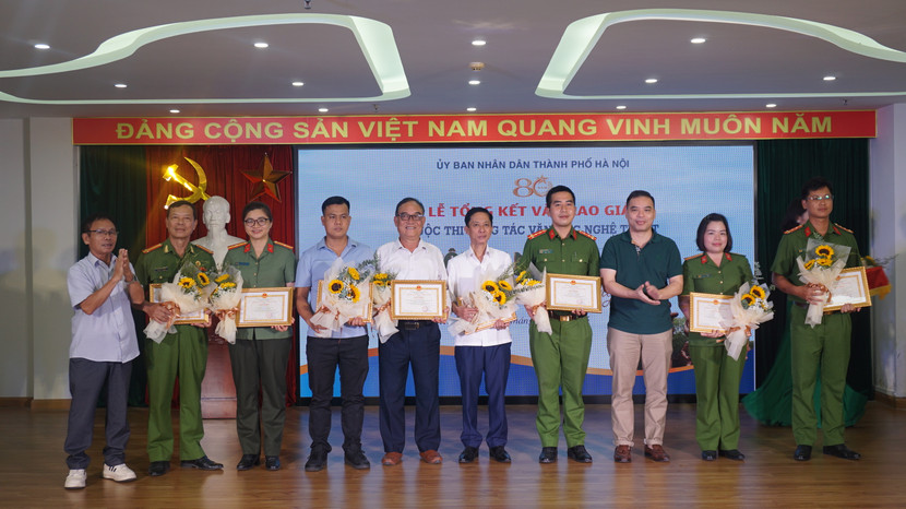 Trao giải Ba cuộc thi. Trao giải Ba cuộc thi.