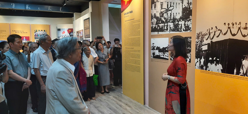 Các đại biểu tham quan trưng bày.