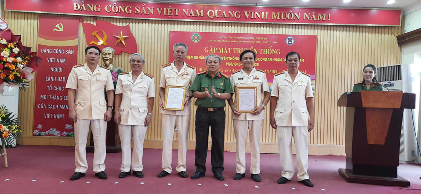 Trao quyết định lãnh đạo Chi hội Cựu CAND phường Văn Miếu - Quốc Tử Giám