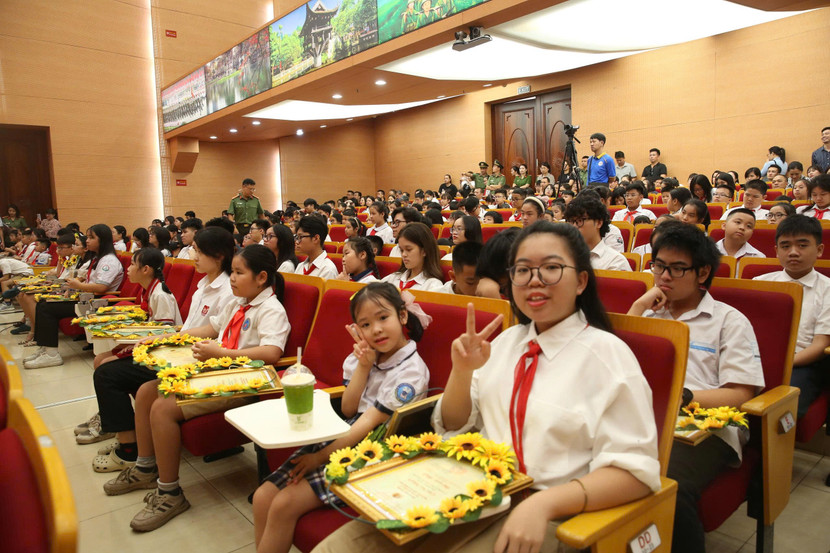 Niềm vui của các em tại lễ tuyên dương khen thưởng.