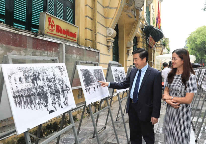 Các đại biểu tham quan trưng bày ảnh. Ảnh: Quang Thái