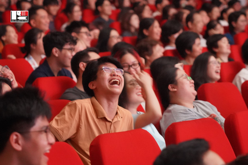 Khán giả cười ngả nghiêng với các tình huống trào lộng trong vở kịch "Bệnh sĩ"