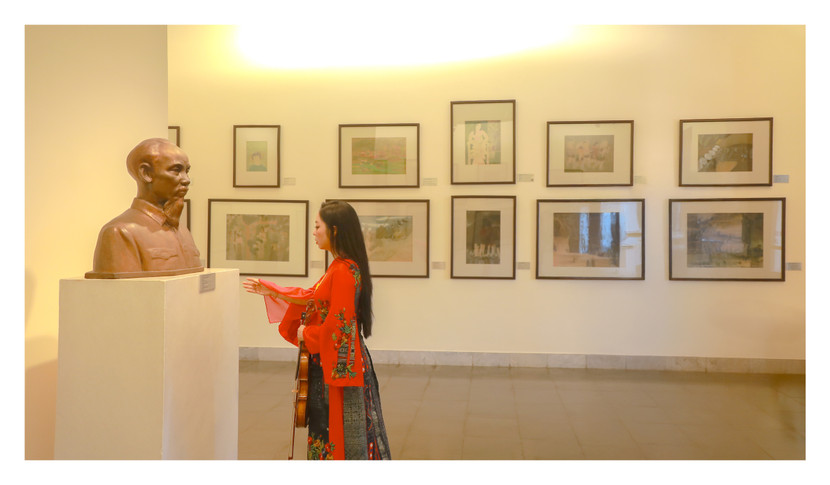 Nghệ sĩ Trịnh Minh Hiền bên tượng Chủ tịch Hồ Chí Minh Nghệ sĩ Trịnh Minh Hiền bên tượng Chủ tịch Hồ Chí Minh