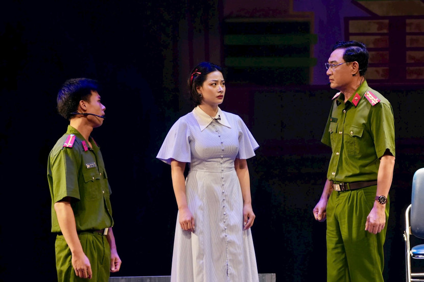 Một cảnh trong vở kịch "Đối mặt" do Nhà hát Kịch Hà Nội dàn dựng và biểu diễn. Một cảnh trong vở kịch "Đối mặt" do Nhà hát Kịch Hà Nội dàn dựng và biểu diễn.