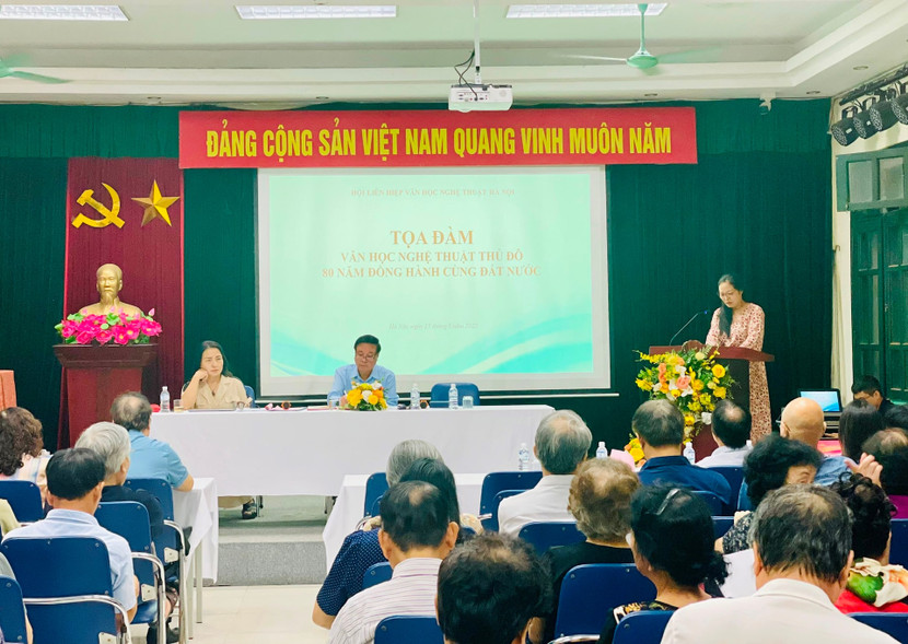 Tọa đàm có sự tham gia của đông đảo các văn nghệ sĩ thuộc 9 hội chuyên ngành.