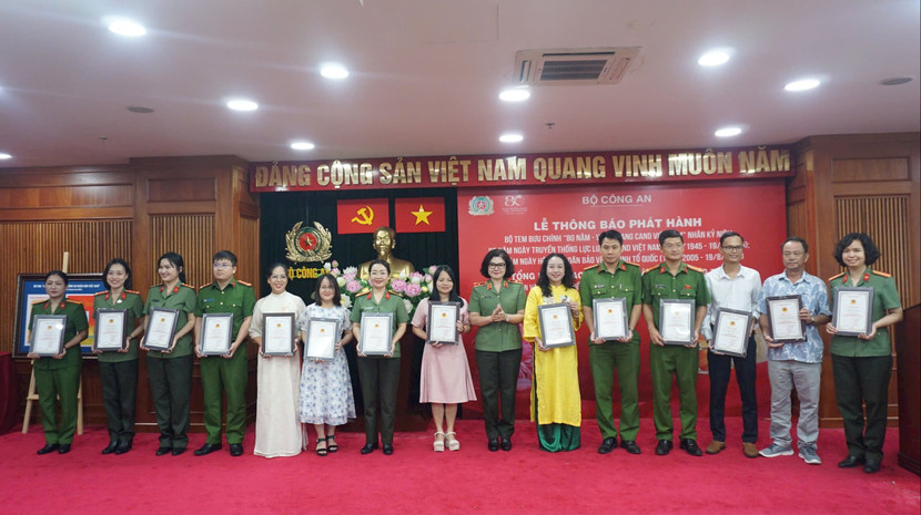 Thiếu tướng Ngô Hoài Thu trao giải A cho 15 tác giả có tác tác phẩm truyện ngắn, ký xuất sắc.