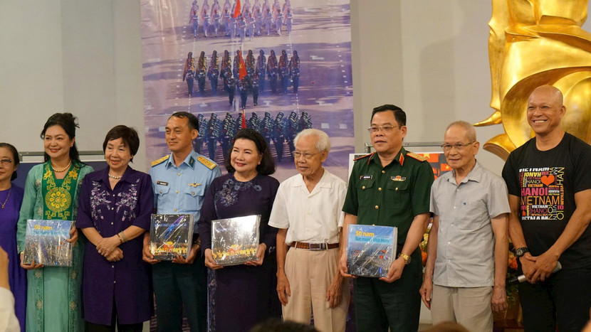 Nhiếp ảnh gia Nguyễn Á (ngoài cùng bên phải) tại buổi lễ ra mắt 2 cuốn sách ảnh. Nhiếp ảnh gia Nguyễn Á (ngoài cùng bên phải) tại buổi lễ ra mắt 2 cuốn sách ảnh.