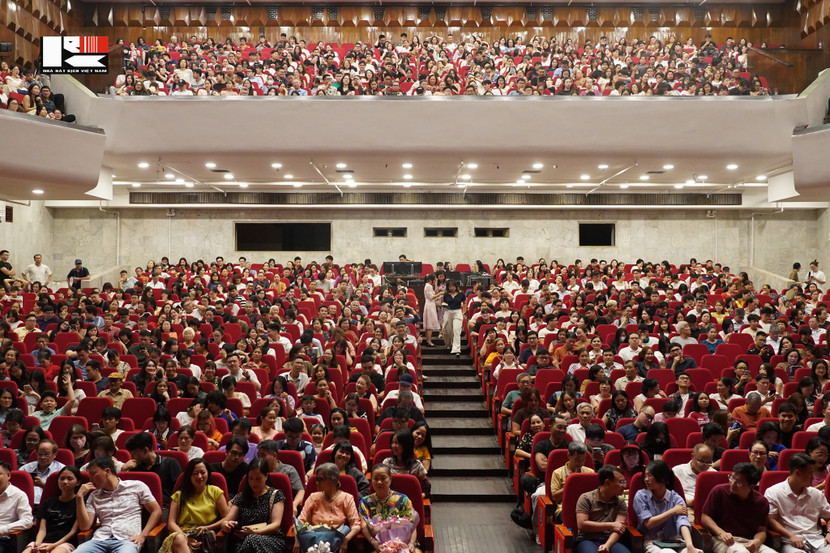 Suất diễn "Bệnh sĩ" đông nghịt khán giả