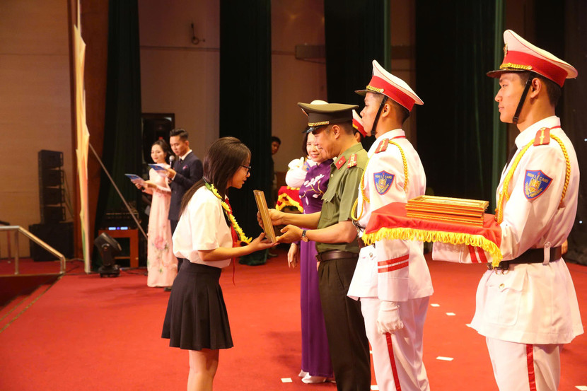 Đại tá Nguyễn Ngọc Quyền, Phó Bí thư Đảng ủy, Phó Giám đốc CATP và bà Lê Kim Anh, Thành ủy viên, Chủ tịch Hội Liên hiệp Phụ nữ Hà Nội trao tặng thưởng cho các cháu đạt thành tích cao trong học tập và rèn luyện năm học 2024-2025.