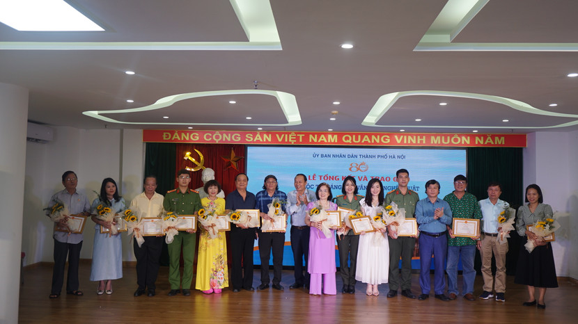 Trao giải Khuyến khích cuộc thi. Trao giải Khuyến khích cuộc thi.