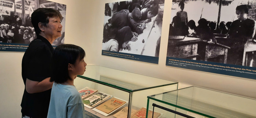 Người xem tham quan trưng bày