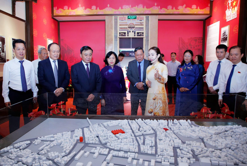 Các đại biểu tham quan, nghe thuyết minh về trưng bày triển lãm tại di tích lưu niệm 48 Hàng Ngang. Ảnh: Viết Thành