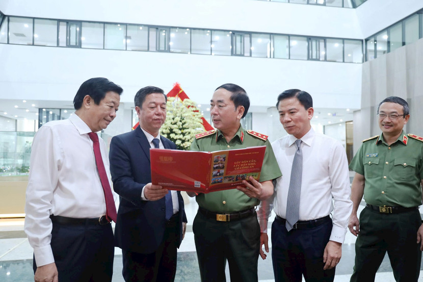 Các đại biểu tham khảo nội dung cuốn sách.