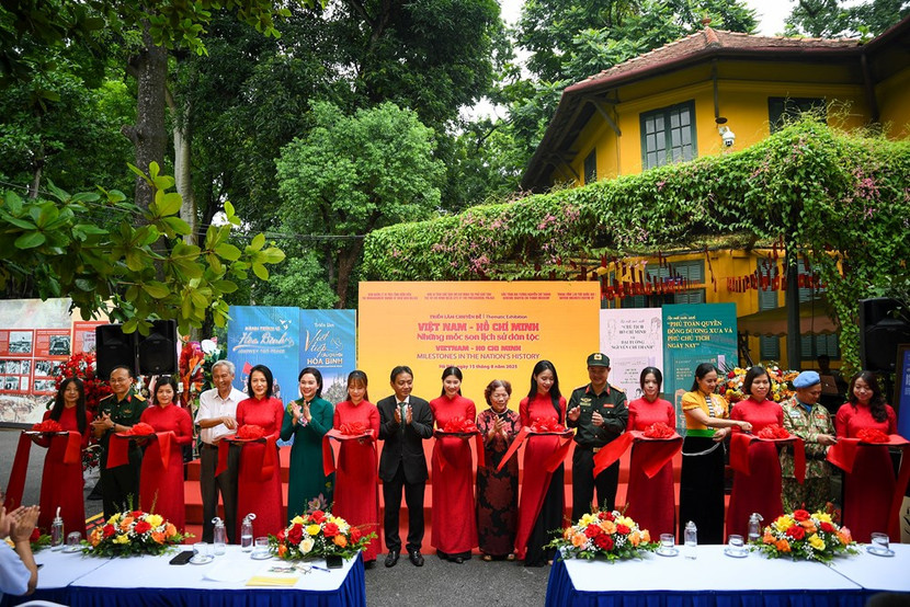 Các đại biểu cắt băng khai mạc triển lãm.