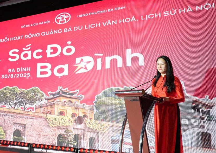 Chủ tịch UBND phường Ba Đình Phạm Thị Diễm phát biểu tại chương trình.