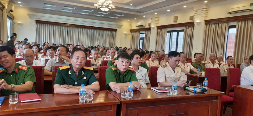 Buổi lễ có sự tham dự của các đồng chí Hội cựu CAND TP. Hà Nội, đại diện Đảng ủy, UBND, các ban ngành đoàn thể và tập thể lãnh đạo, cán bộ Công an phường Văn Miếu - Quốc Tử Giám