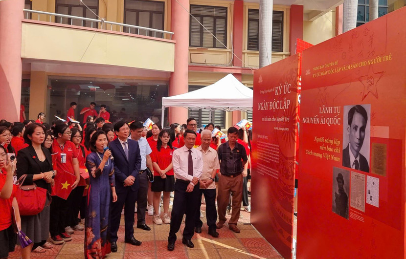 Các đại biểu tham quan trưng bày