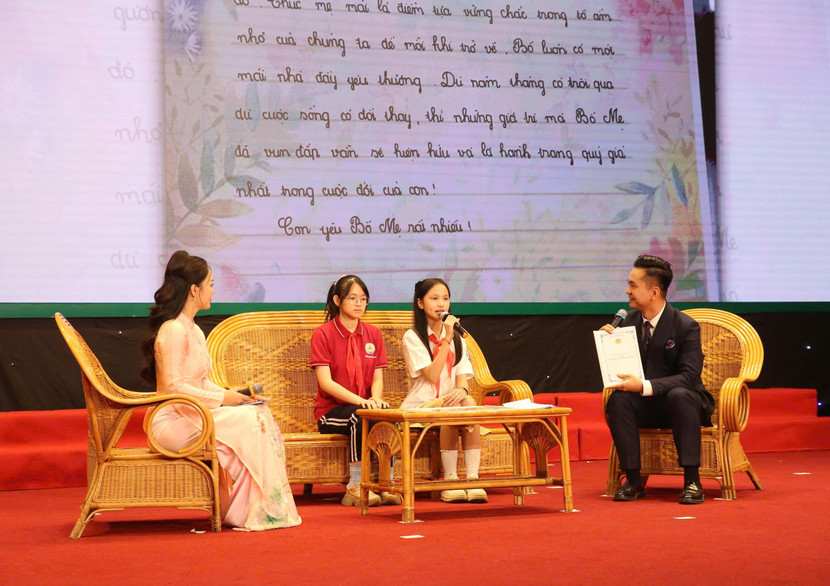 Phần giao lưu cùng em Phạm Dương Gia Linh - Giải Nhất nội dung Viết và Đỗ Hải Băng - giải Nhì nội dung Vẽ cuộc thi "Con yêu bố mẹ - Người chiến sĩ Công an Thủ đô"