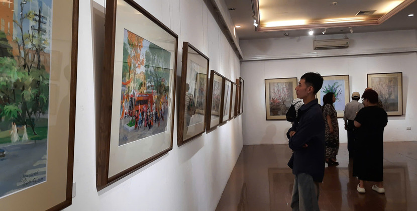 Người xem thưởng lãm tranh của cố họa sĩ Đỗ Hữu Huề Người xem thưởng lãm tranh của cố họa sĩ Đỗ Hữu Huề