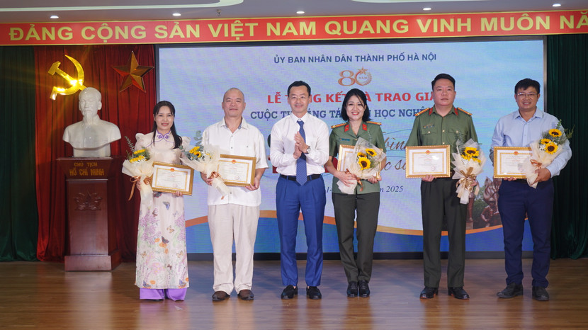 Phó giám đốc Sở VHTT Phạm Xuân Tài trao tặng hoa và giấy khen cho các tác giả đạt giải Nhất Phó giám đốc Sở VHTT Phạm Xuân Tài trao tặng hoa và giấy khen cho các tác giả đạt giải Nhất