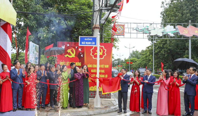 Đại biểu thực hiện nghi thức gắn biển đường Ngô Mạnh Lân. Ảnh: TTXVN