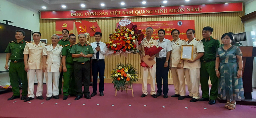 Đại diện Đảng ủy, UBND, các ban ngành đoàn thể và tập thể lãnh đạo, cán bộ Công an phường Văn Miếu - Quốc Tử Giám chúc mừng ban lãnh đạo Chi hội cựu CAND phường Văn Miếu - Quốc Tử Giám