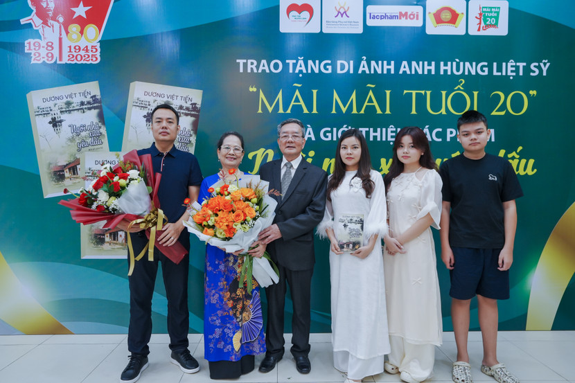 Gia đình tác giả Dương Việt Tiến.