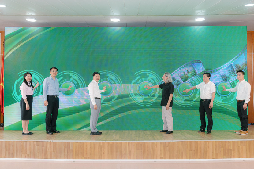 Các đại biểu thực hiện nghi thức phát động cuộc thi ảnh “Khoảnh khắc xanh - Hành động xanh - Tương lai xanh”. Các đại biểu thực hiện nghi thức phát động cuộc thi ảnh “Khoảnh khắc xanh - Hành động xanh - Tương lai xanh”.