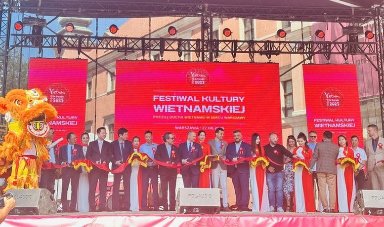 Cắt băng khai mạc Lễ hội Văn hóa Việt Nam lần thứ III tại Ba Lan. Ảnh: Cục HTQT