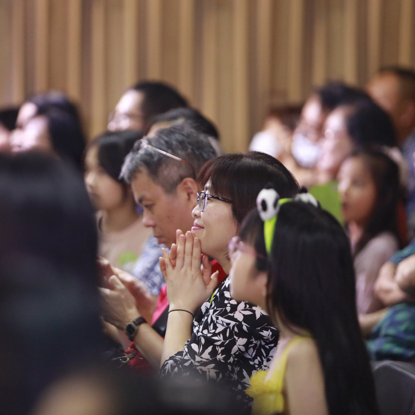 Khán giả yêu thích màn biểu diễn của các em nhỏ Khán giả yêu thích màn biểu diễn của các em nhỏ