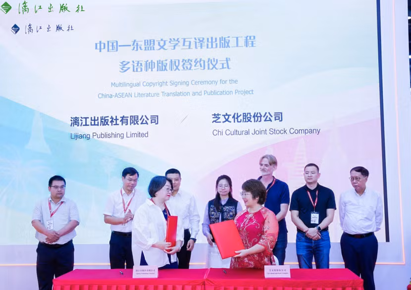 Dịch giả Nguyễn Lệ Chi tại lễ ký kết “Dự án dịch văn học đương đại” sáng 21/6 tại Hội sách quốc tế Bắc Kinh 2025.