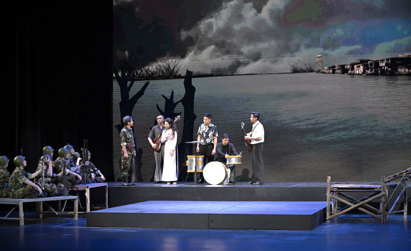 Một cảnh trong vở diễn "Người thứ ba" của Nhà hát Kịch CAND tham dự liên hoan Một cảnh trong vở diễn "Người thứ ba" của Nhà hát Kịch CAND tham dự liên hoan