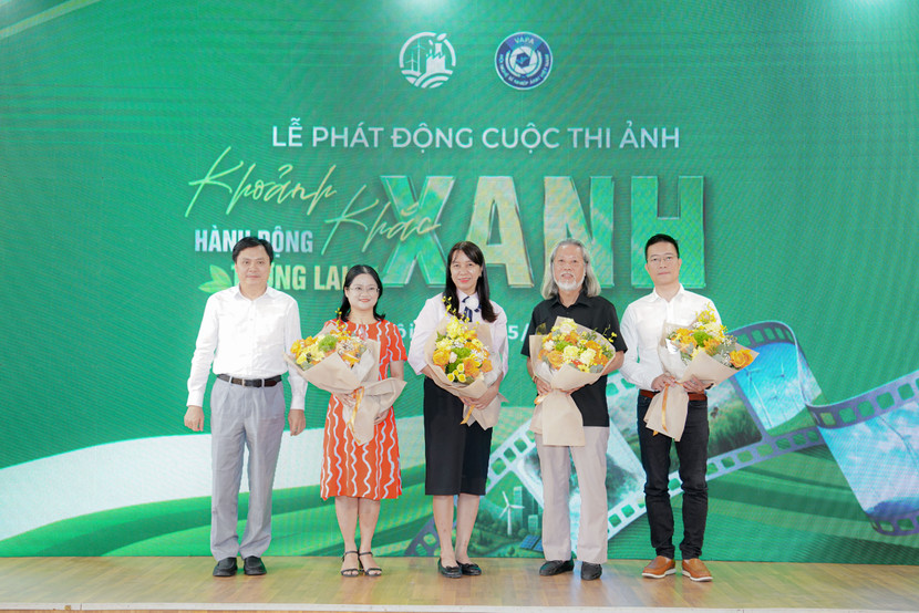 Tặng hoa Hội đồng giám khảo cuộc thi Tặng hoa Hội đồng giám khảo cuộc thi