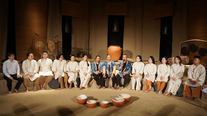 Ê kíp thực hiện chương trình gồm các thành viên của nhóm Đàn Đó và 10 nghệ sĩ trẻ. Ê kíp thực hiện chương trình gồm các thành viên của nhóm Đàn Đó và 10 nghệ sĩ trẻ.