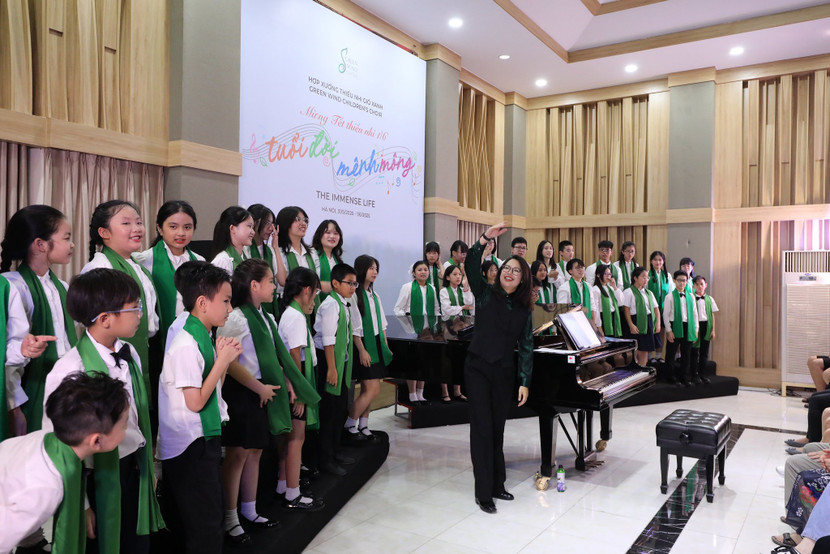 Dàn hợp xướng Gió xanh có buổi biểu diễn thành công tại Hà Nội - "Tuổi đời mênh mông" Dàn hợp xướng Gió xanh có buổi biểu diễn thành công tại Hà Nội - "Tuổi đời mênh mông"