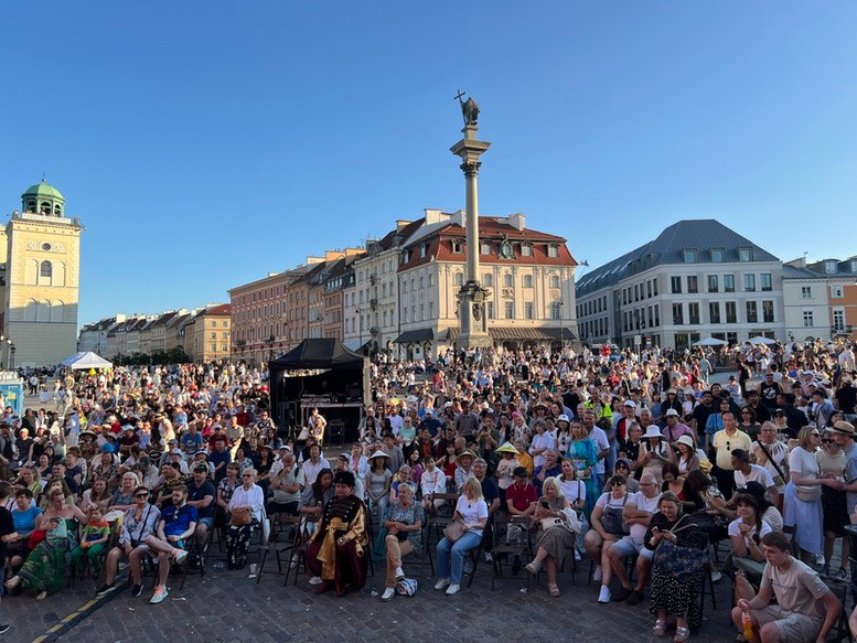 Đông đảo khán giả Ba Lan theo dõi chương trình nghệ thuật. Ảnh: Cục HTQT