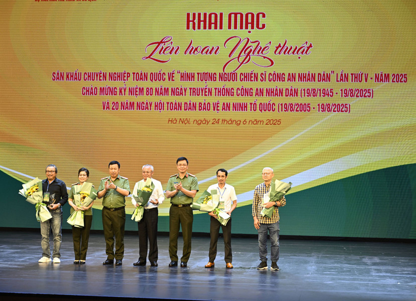 Hội đồng giám khảo gồm 5 thành viên, nhà viết kịch Nguyễn Đăng Chương, Phó Chủ tịch Hội Sân khấu Việt Nam làm Chủ tịch Hội đồng. Hội đồng giám khảo gồm 5 thành viên, nhà viết kịch Nguyễn Đăng Chương, Phó Chủ tịch Hội Sân khấu Việt Nam làm Chủ tịch Hội đồng.