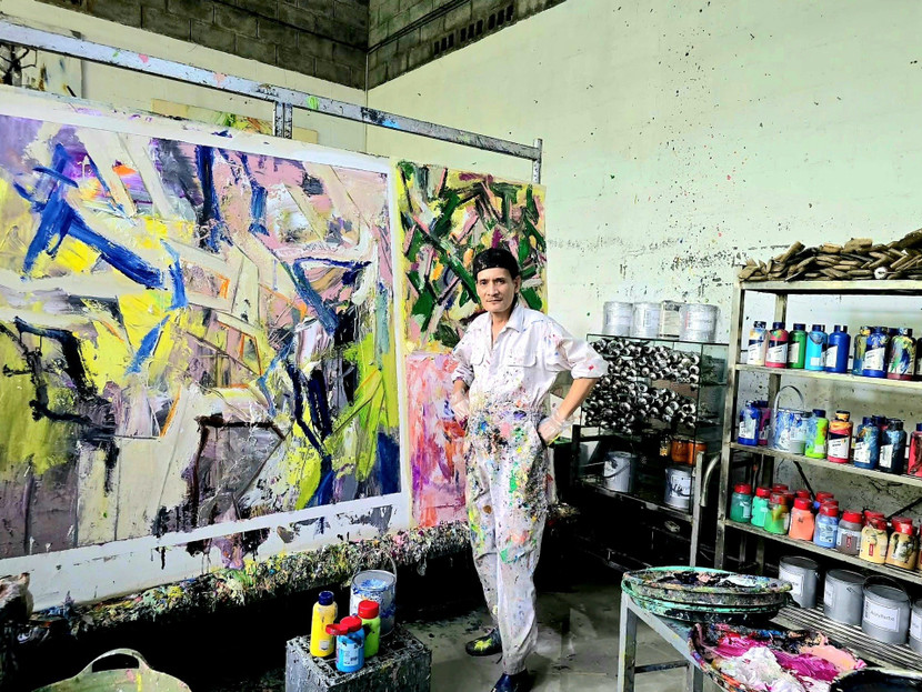 Họa sĩ Trần Hải Minh bên tác phẩm chưa hoàn thiện Họa sĩ Trần Hải Minh bên tác phẩm chưa hoàn thiện