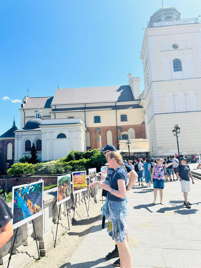 Triển lãm ảnh trên quảng trường Trung tâm thành cổ Warsaw. Ảnh: Cục HTQT